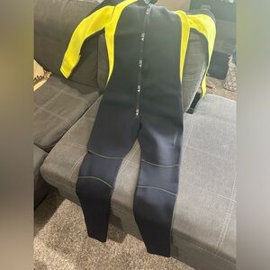 Medium med Evo wetsuit, 3mm thickness, full length sleeves.